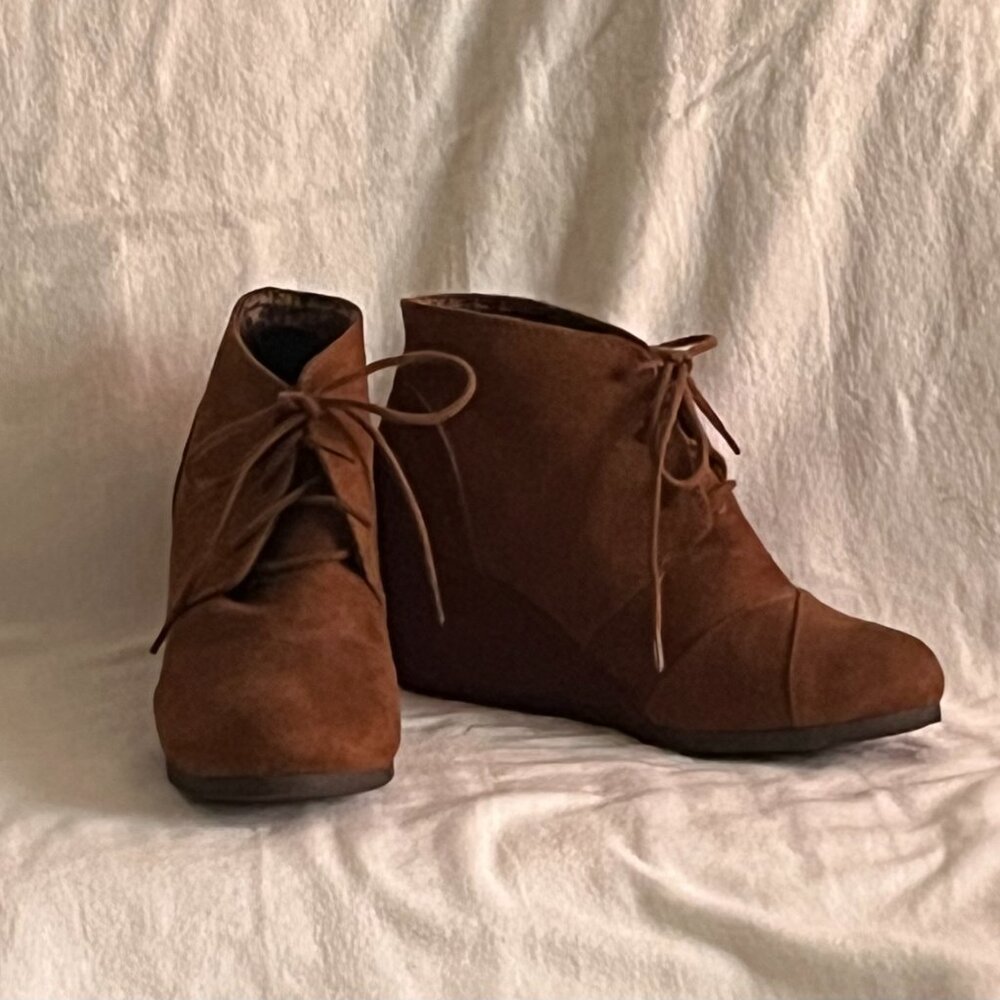 CityClassified Wedge Heel Suede-Like Ankle Boots Size 8 - Picture 3 of 7